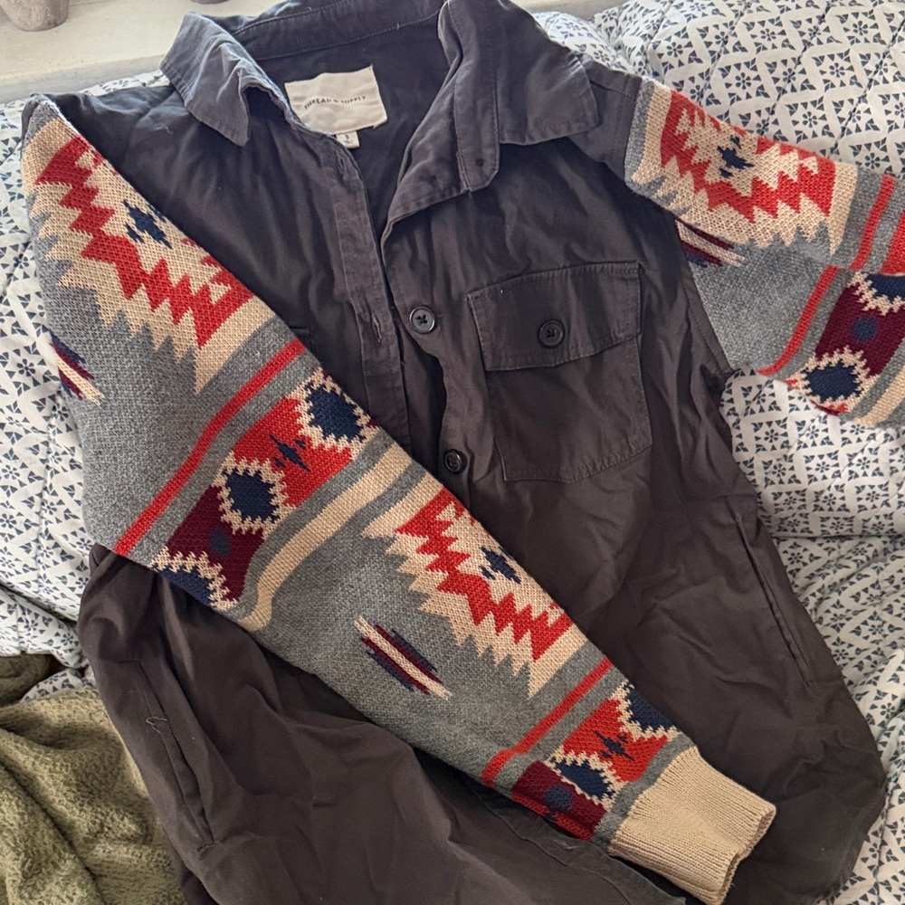 Stylish Utility Jacket with Patterned Sleeves - image 2